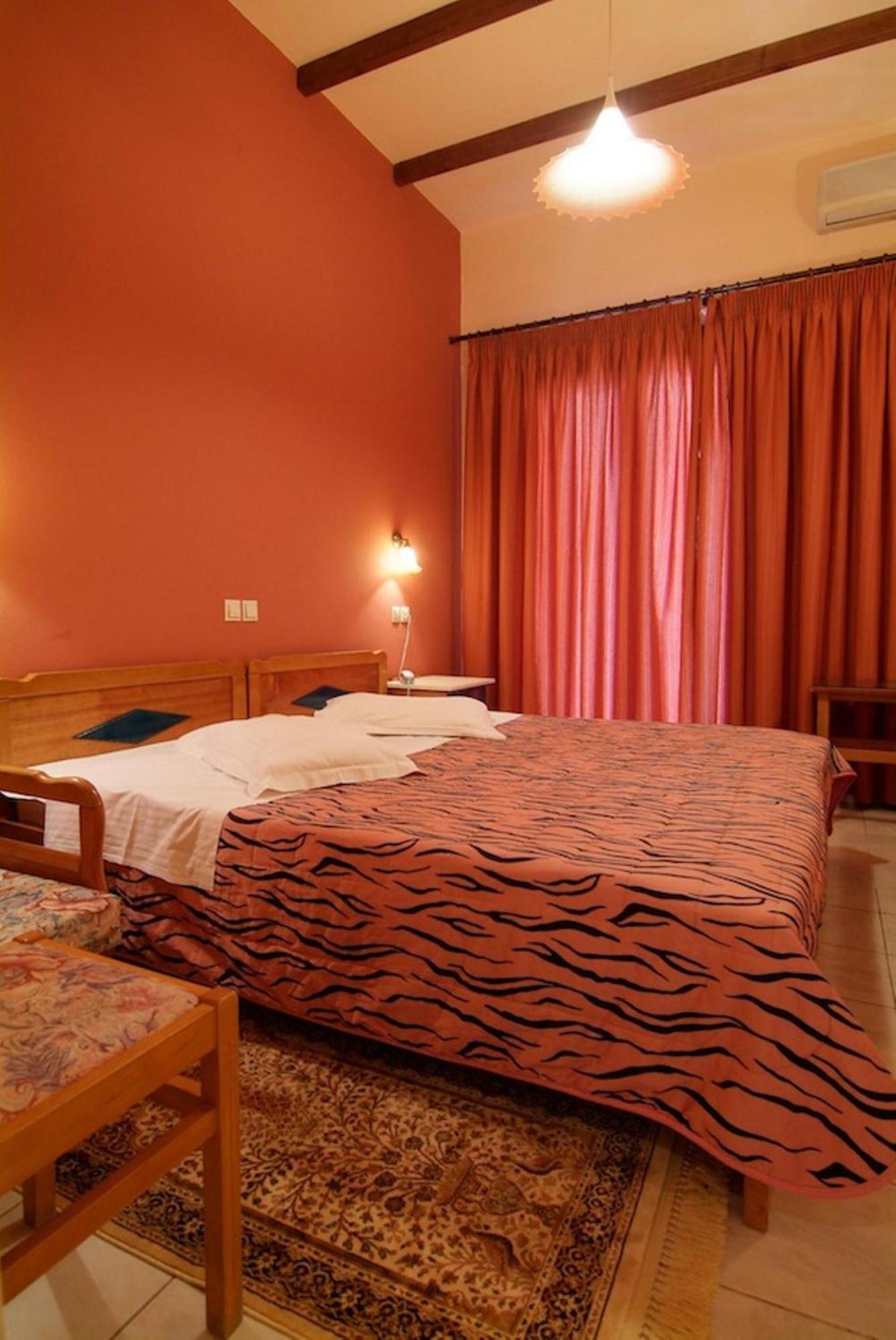 Hotel Varonos Delphi Екстер'єр фото