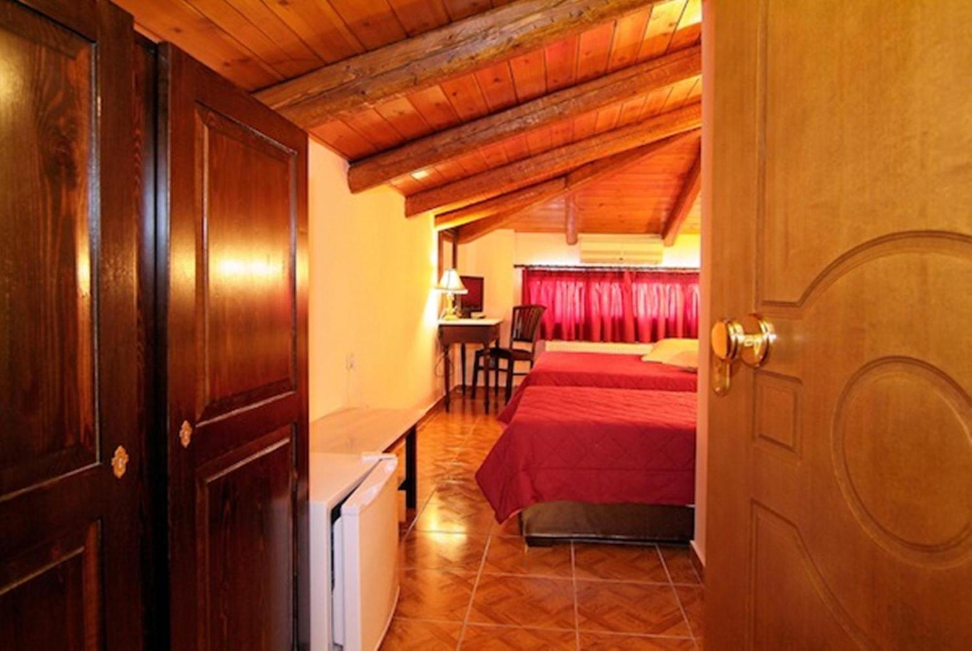 Hotel Varonos Delphi Екстер'єр фото